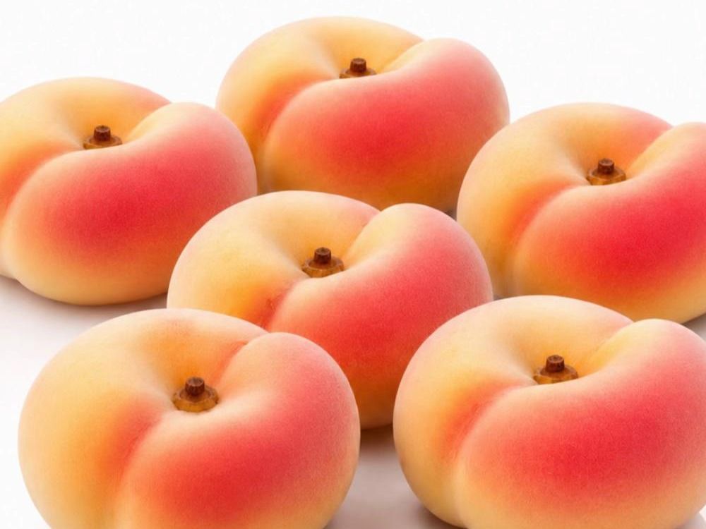 Gelati a forma di pesca tabacchiera in vetrina, linea frutta realistica Sliceroll