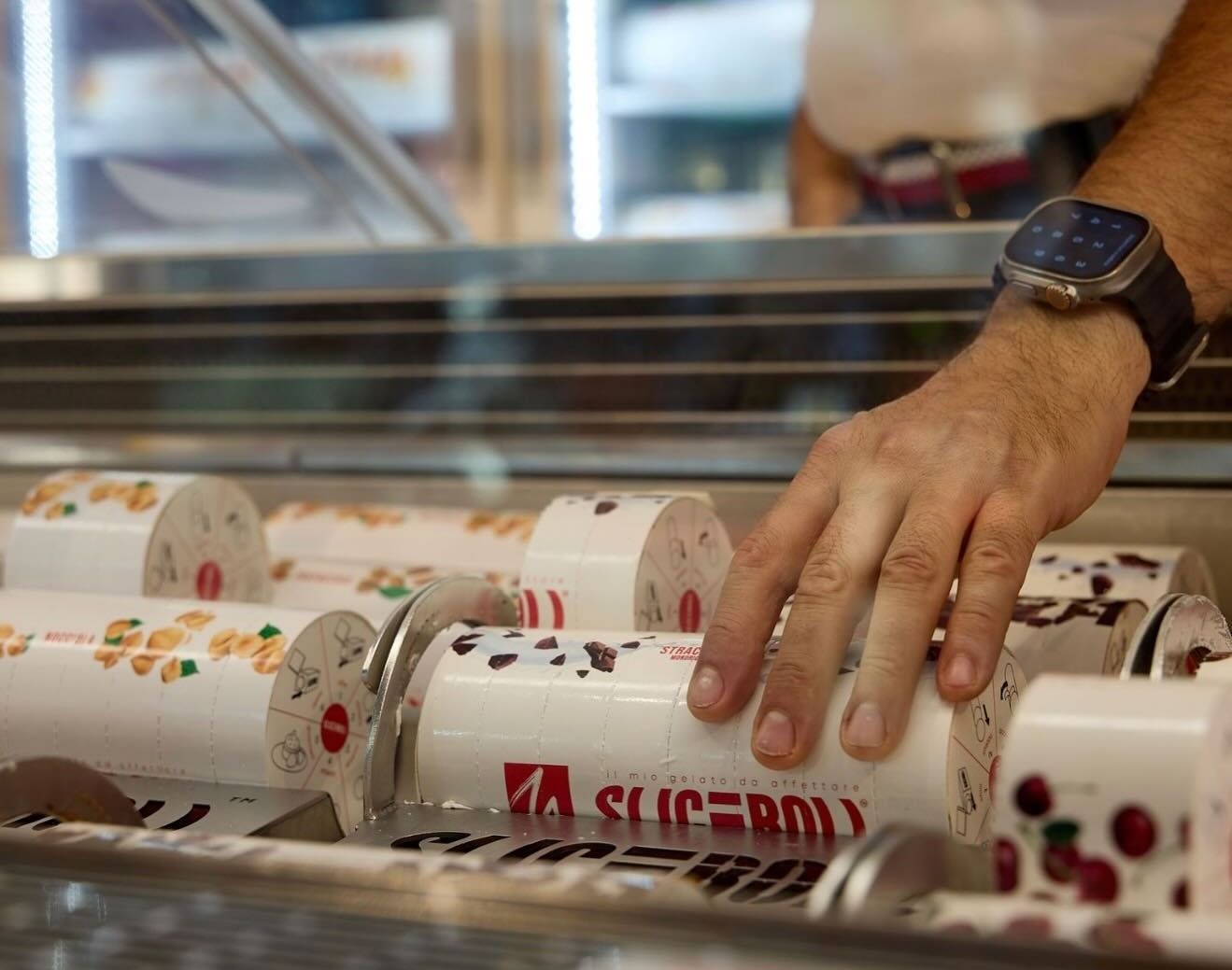 Banco frigorifero con rotoli Sliceroll incartati nel punto vendita di Riccione