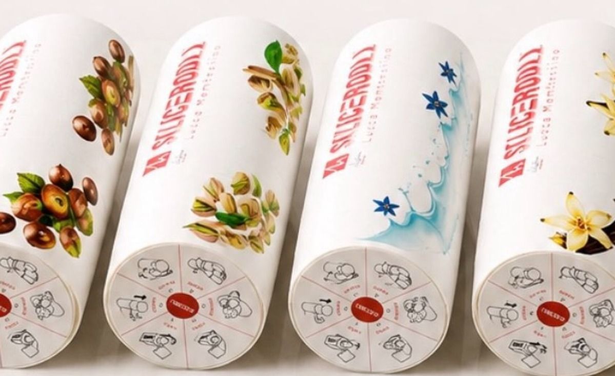 Quattro rotoli di gelato Sliceroll di gusti diversi allineati, pronti da affettare