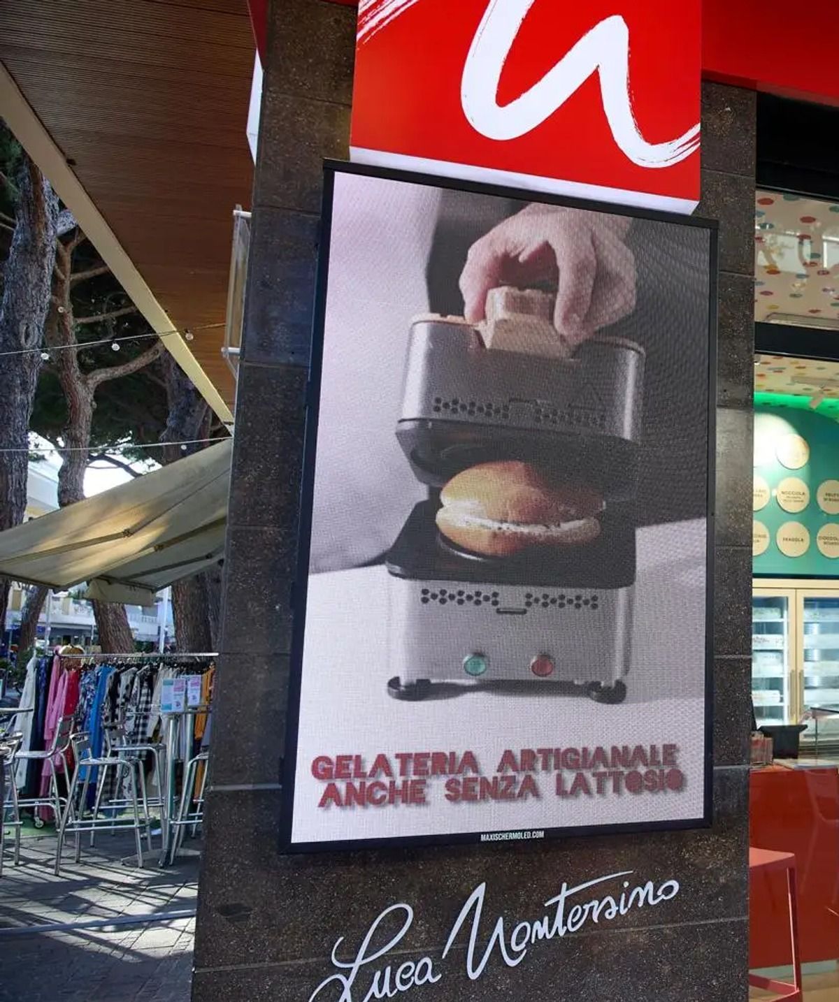 Ingresso del negozio Sliceroll con insegna, logo M e firma di Luca Montersino