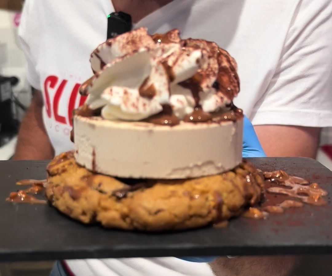 Sezione del biscottone farcito con la fetta di gelato alla fragola