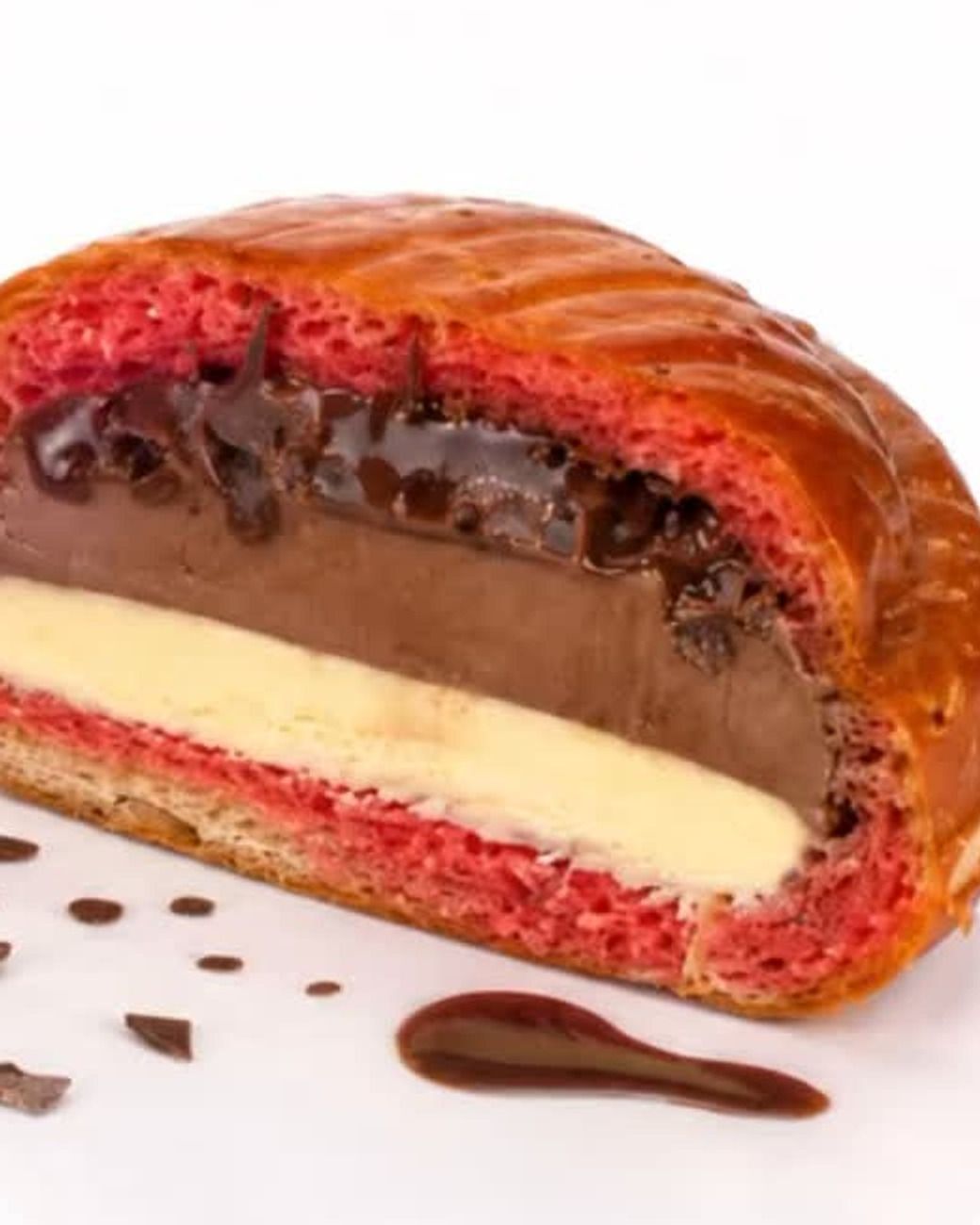 Brioche tartaruga tagliata a metà con cuore di gelato vaniglia e cioccolato