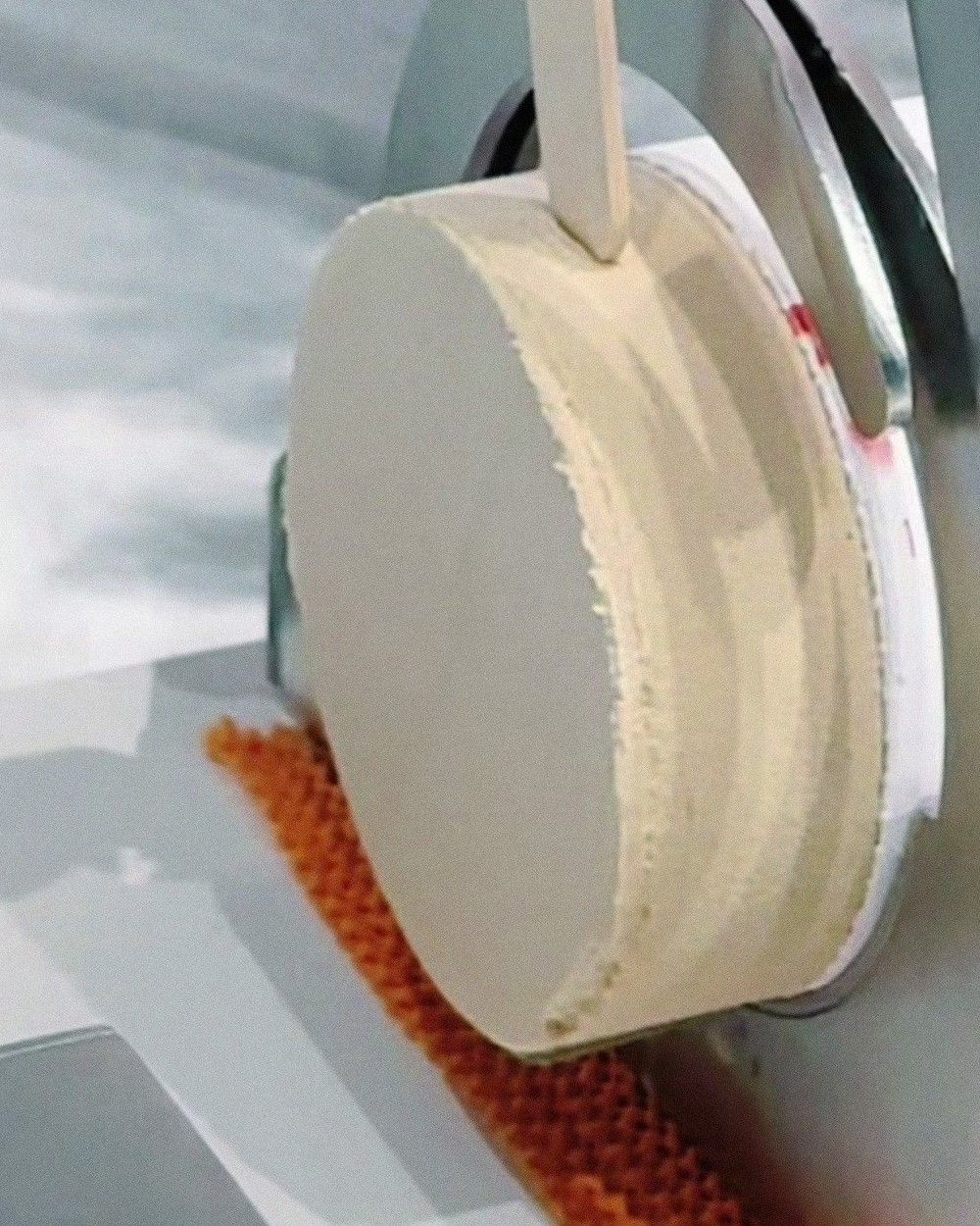 Dettaglio della fetta di gelato Sliceroll appena infilata sullo stecco di legno dalla taglierina