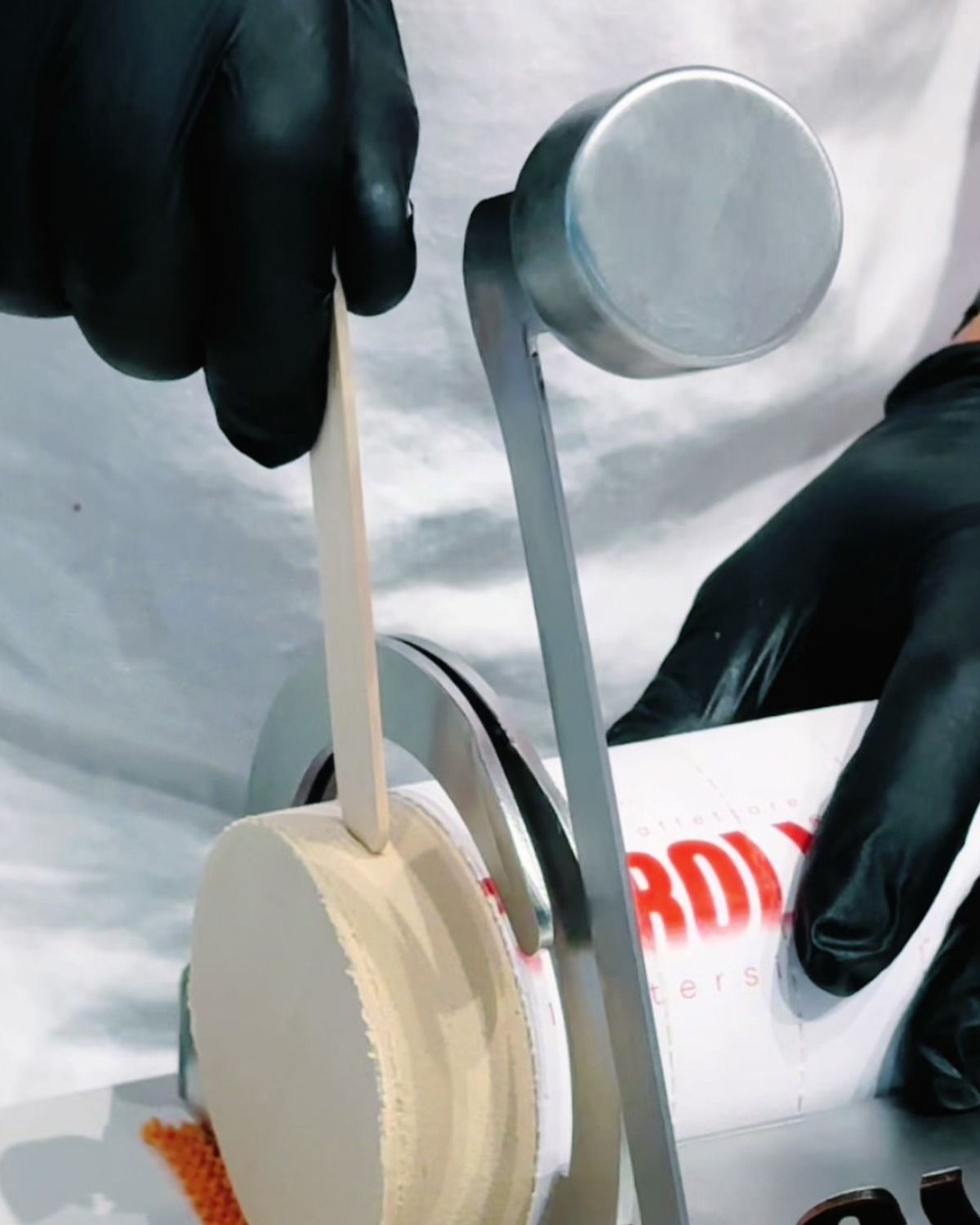Fetta di gelato Sliceroll appena infilata sullo stecco di legno dalla taglierina